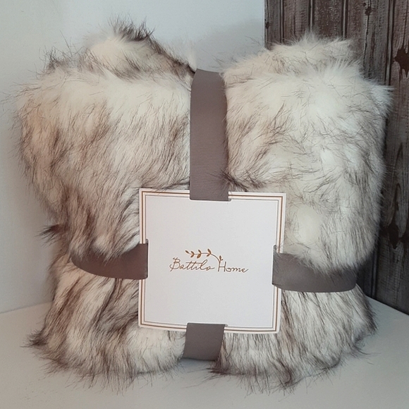 Batillo Home Faux Fur Decorative Heavy Throw Blanket 51" x 67" - Picture 7 of 8